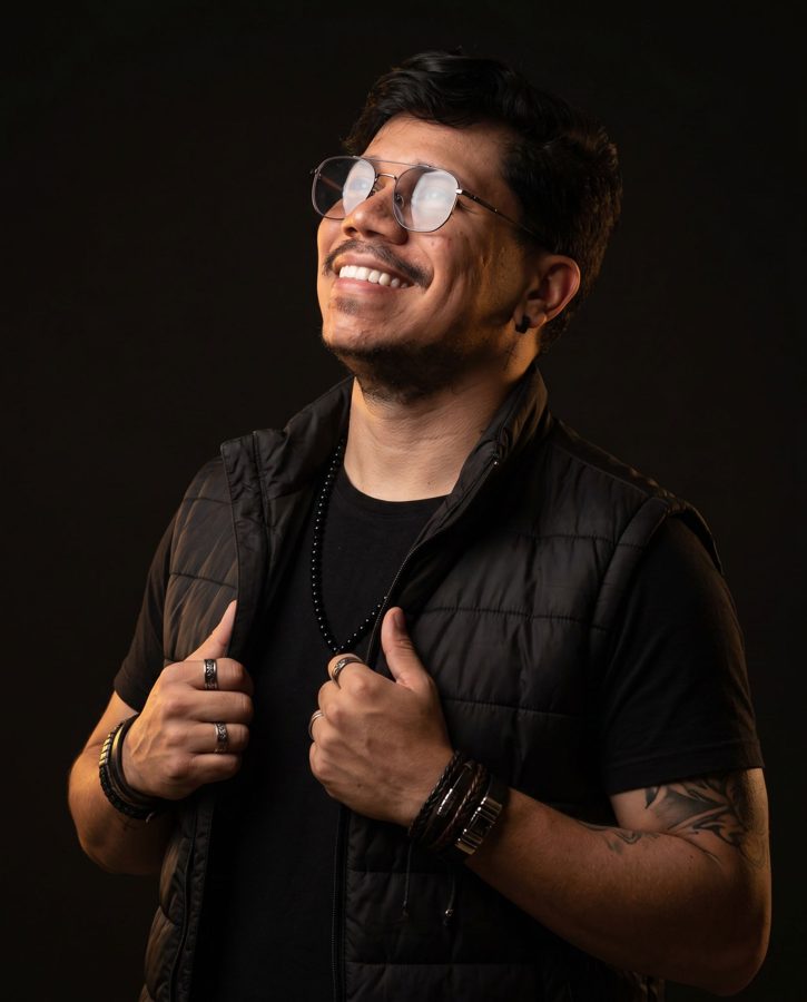 Foto de estúdio para DJ gerada com IA — Clean editorial portrait with modern music-inspired aestheti #038